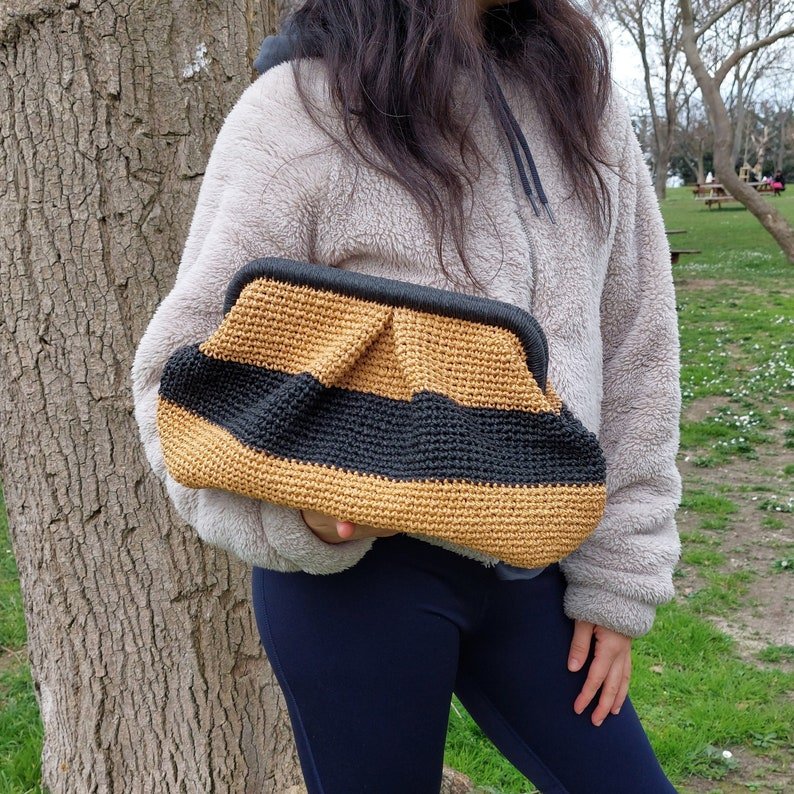 Striped Straw Raffia Clutch - Summer Woven Pouch - THERAFFIAYSL